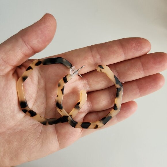 Bundle and Save- Acrylic Tortoise Shell Hoop Statement Earrings. - Picture 3 of 6